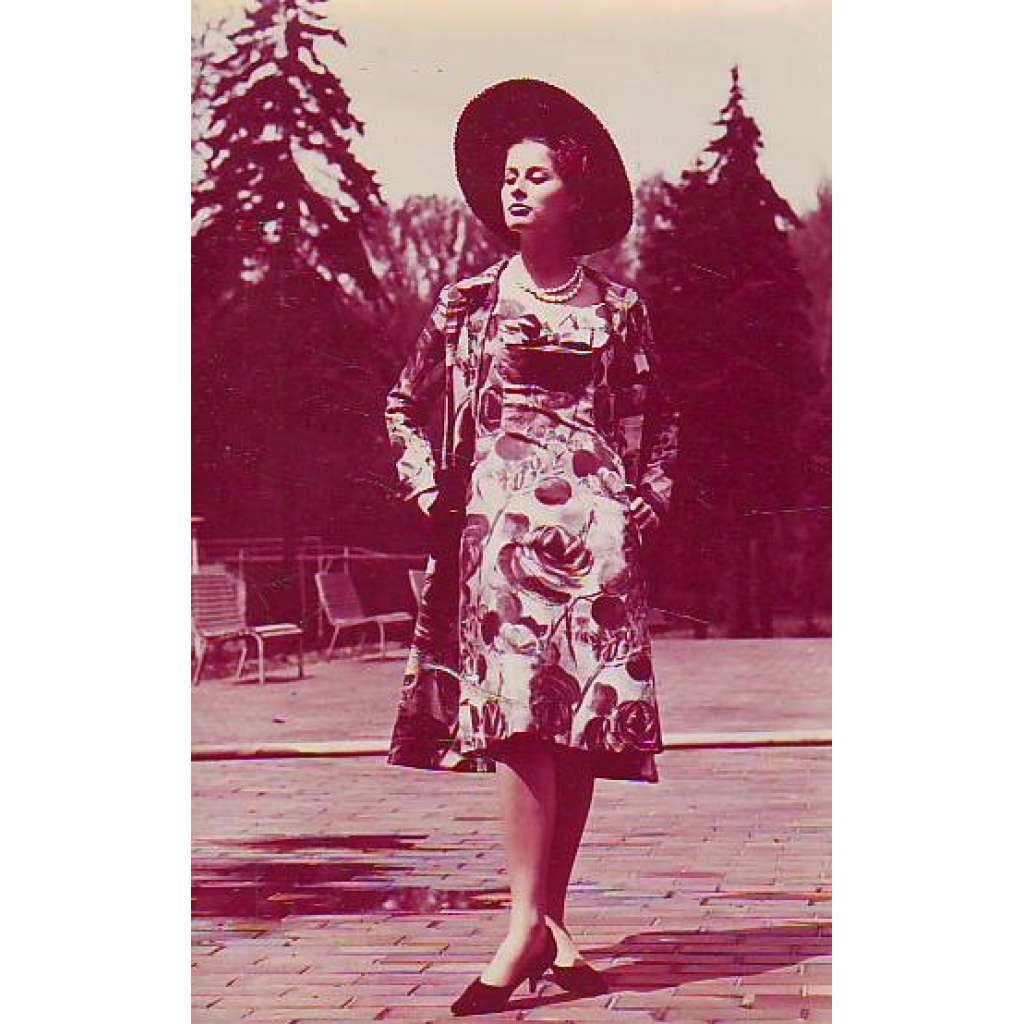 Letní šaty s kabátkem  Reklamní fotografie móda 60. léta